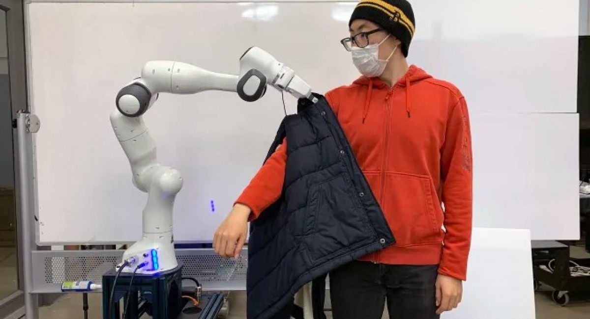 Το ρομπότ που θα βοηθά άτομα με αναπηρίες να ντυθούν