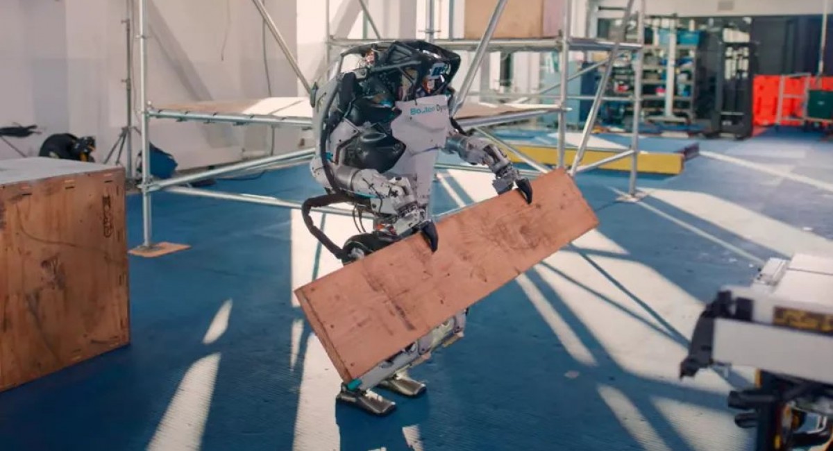 Humanoid robot Atlas now can work at a construction site